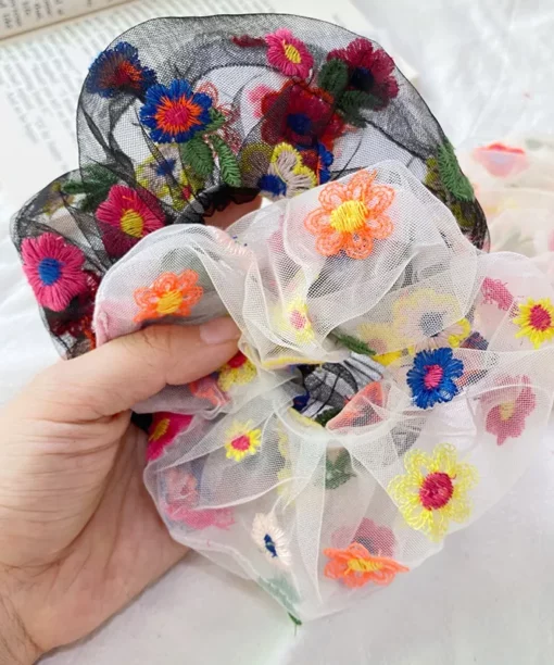 Alternative view of Λευκό Scrunchie με Κεντημένα Πολύχρωμα  Λουλούδια