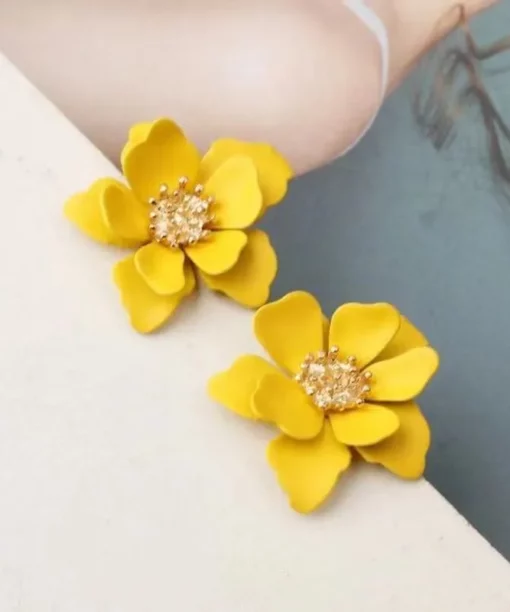Alternative view of Yellow Sweet Flower