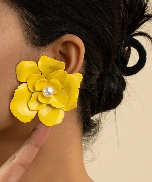 Alternative view of Big Yellow Flower